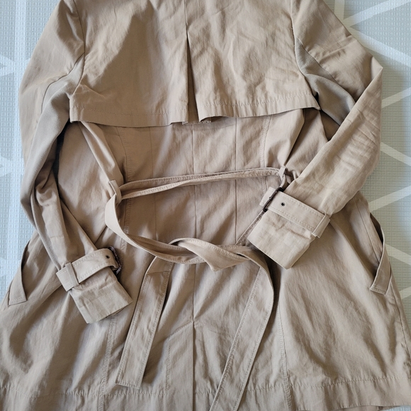 BCBG MaxAzria Classic Trench - Picture 2 of 3